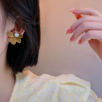 Estilo coreano Agulha de Prata Nichos de Design Sentido Reunindo Flor Brincos Temperamento Simples Brincos para as Meninas Jóias.