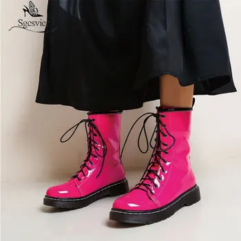 Sgesvier patente PU de couro cor-de-rosa bege mulher botas de cadarço cruz-amarrado plataforma botas flats de moda martin mulheres botas sapatos